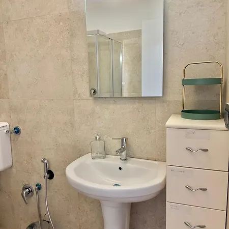 La Maison Chic Airport Apartment *